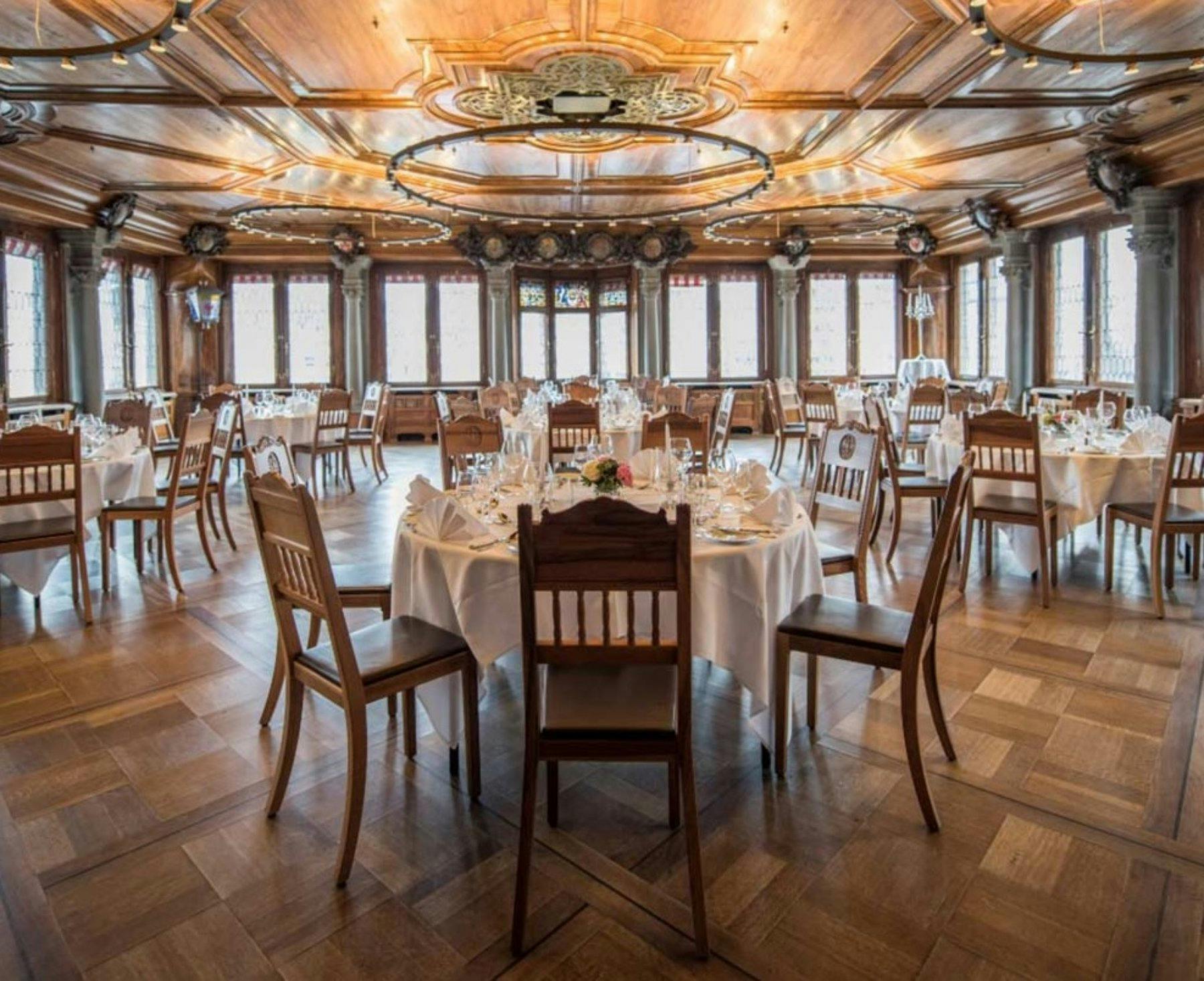 Erleben Sie kulinarische Höhepunkte mit DinnerKrimi oder WeekendKrimi zum Beispiel im Zunfthaus zur Zimmerleuten in Zürich.