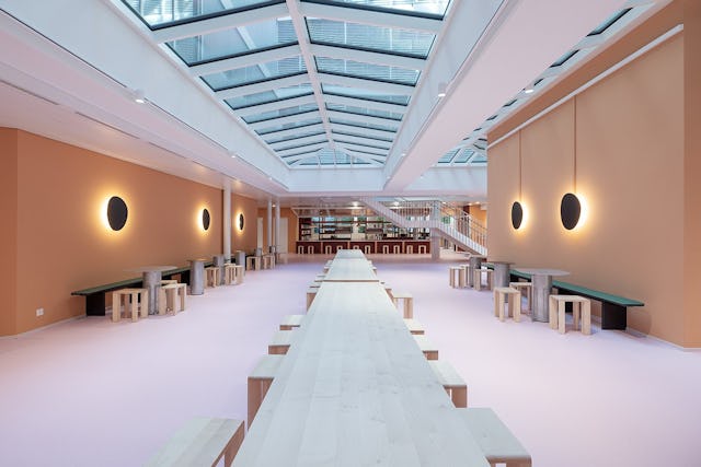 Die Piazza mit Blick auf die Bibliothek mit geöffneten Fenstern: Von den Hockern bis zu den Lampen trägt die Raumgestaltung die verspielte Handschrift von Kueng und Caputo.