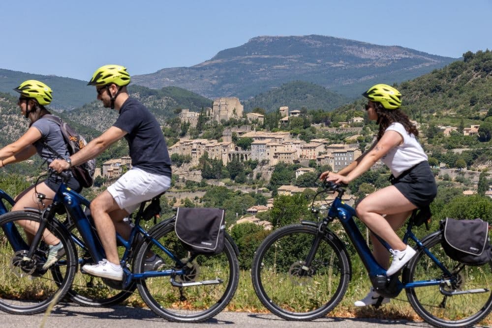 Découvre les paysages préservés et la biodiversité du Parc naturel régional des Baronniers.