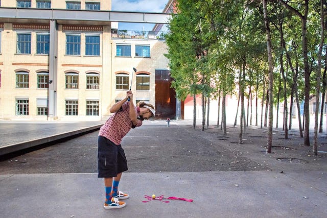 Wenn vom Kopfsteinpflaster abgeschlagen und im Mülleimer eingelocht wird: Gespielt wird Urban Golf nicht auf Golfplätzen, sondern an allen möglichen Orten, die ein Spiel zulassen.