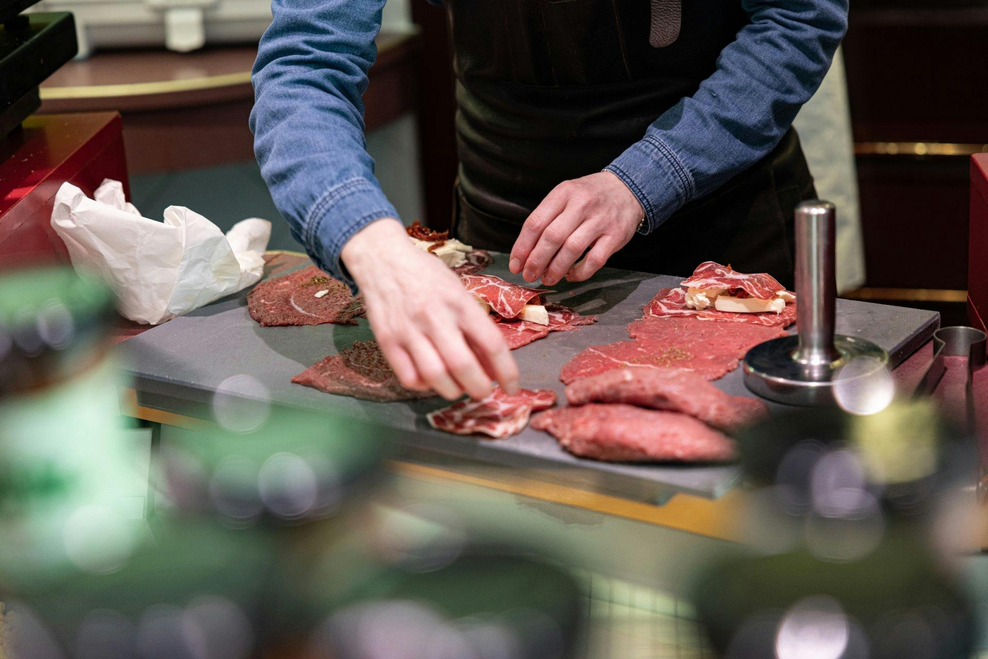 Handwerk bis zur Theke: die regionale Produktion besteht aus viel Handarbeit, von der Endverarbeitung...