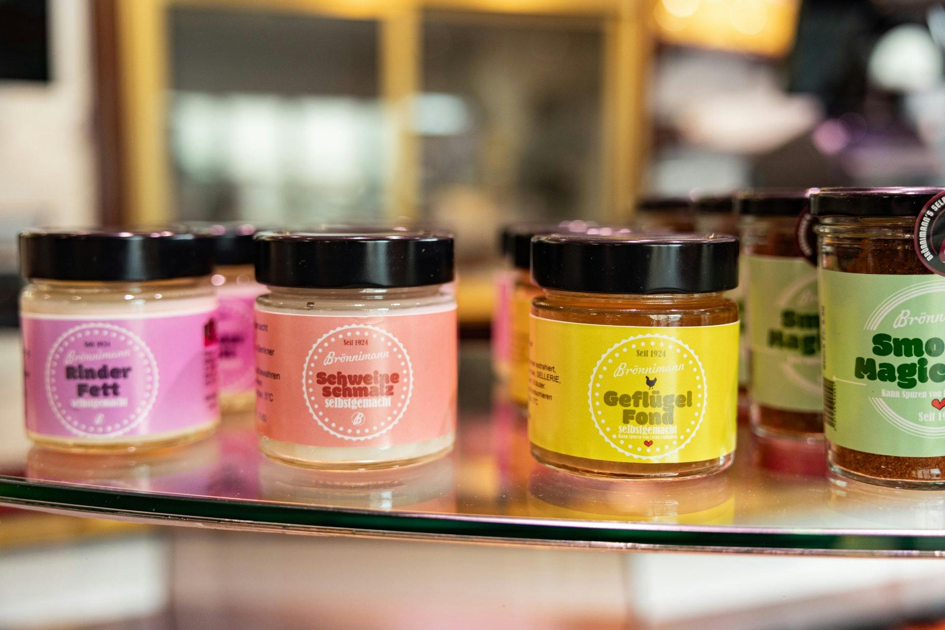 Ernst Brönnimann bietet in seinen Geschäften auch diverse weitere Produkte an wie Fette, Fonds...