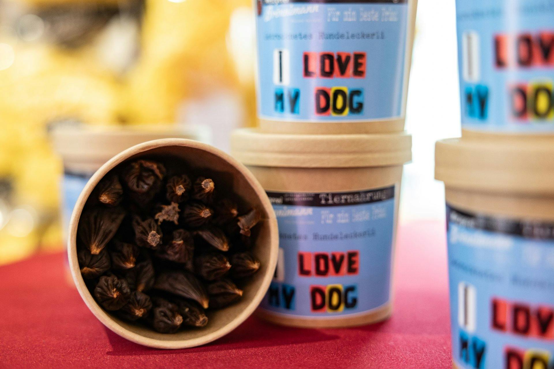 ...und Hundeleckerli. "Wir verwerten alles", sagt Brönnimann, denn Nachhaltigkeit gehöre seit jeher zum Metzgerhandwerk.