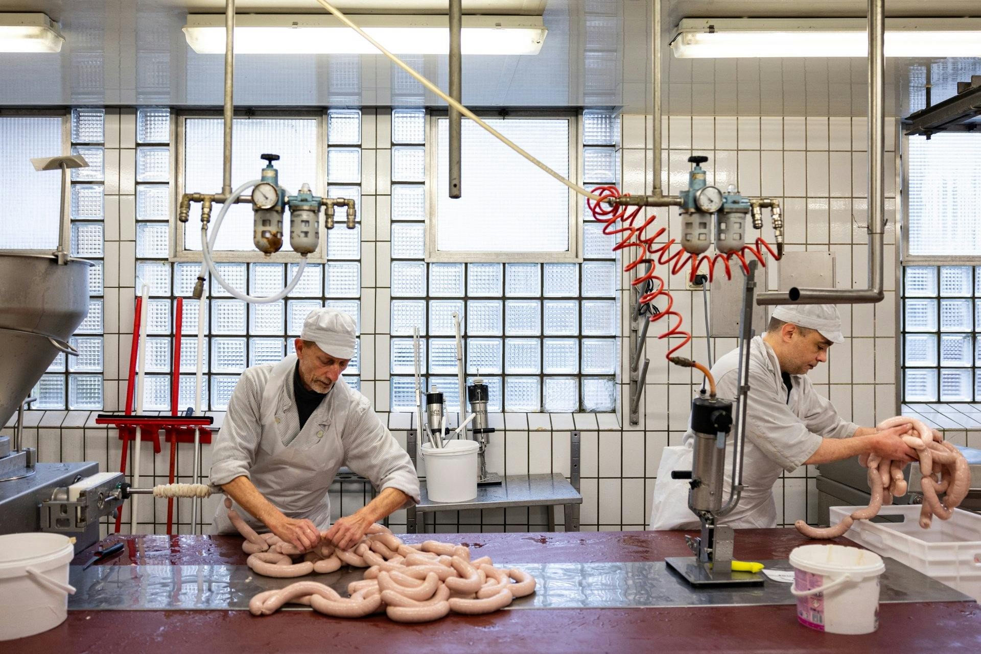 ...werden die Würste frisch zubereitet. Das Ergebnis sind weitherum bekannte Würste, die mehrfach ausgezeichnet wurden.