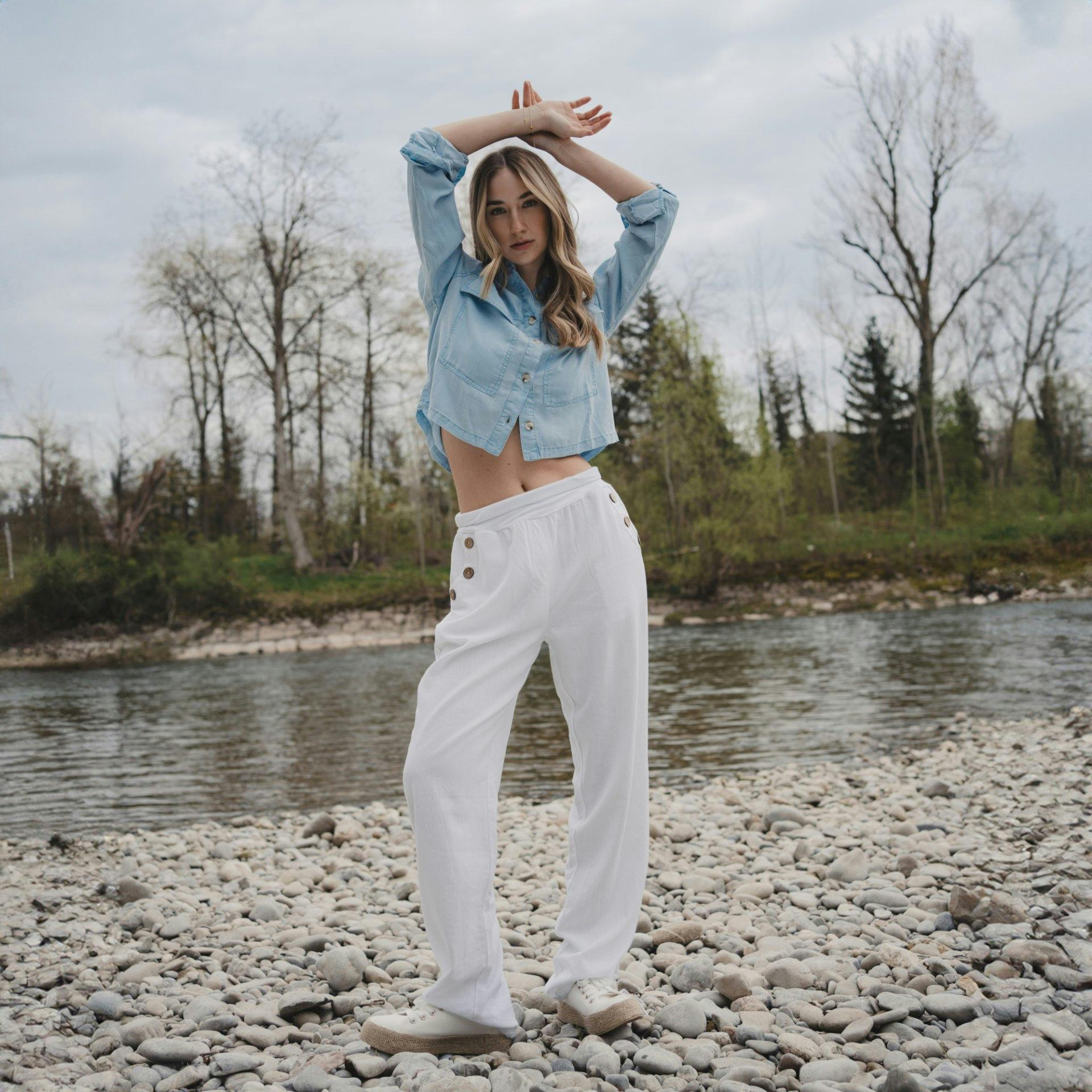 Un denim léger pour attirer l'attention au printemps: blouse, 34.95 francs chez Chicorée.