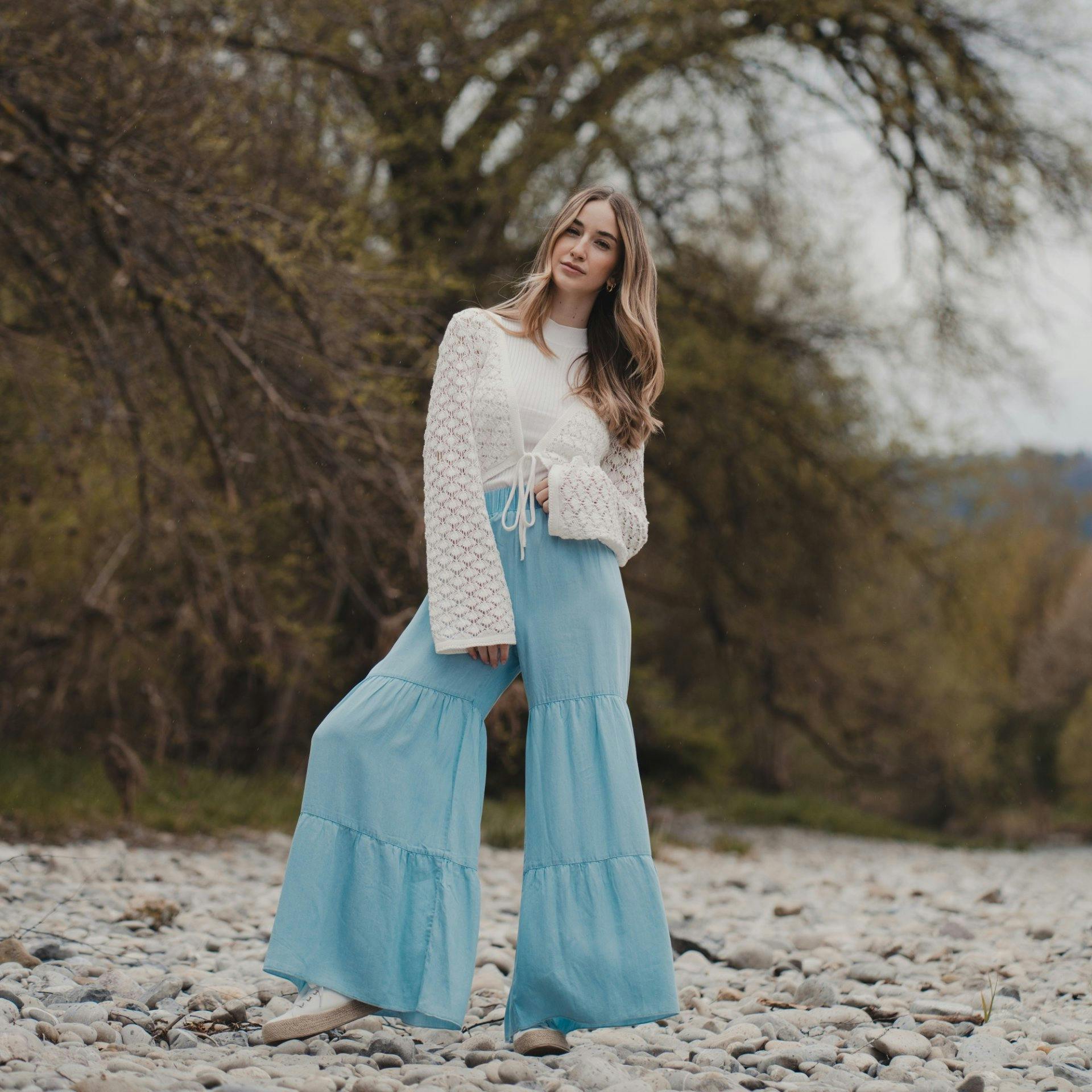 Les années 70 en 2024: pantalon flare en denim léger, 39.95 francs chez Chicorée.