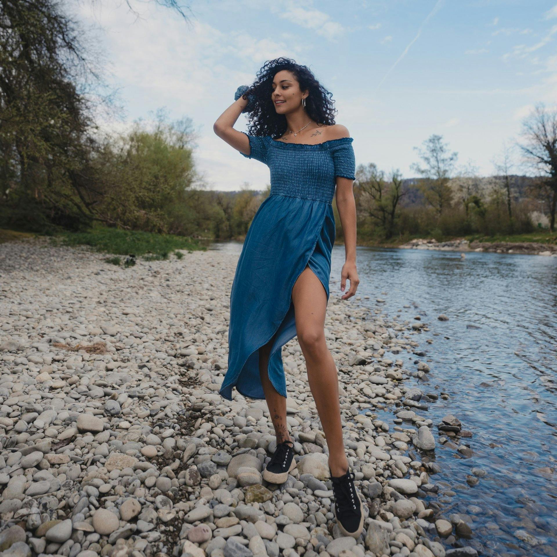 Rêveuse et féminine: robe en denim sans épaules,  49.95 francs chez Chicorée.