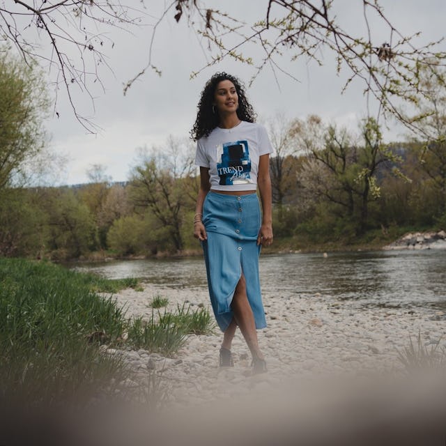 Un tissu culte interprété de manière moderne: jupe maxi en denim, 39.95 francs chez Chicorée.