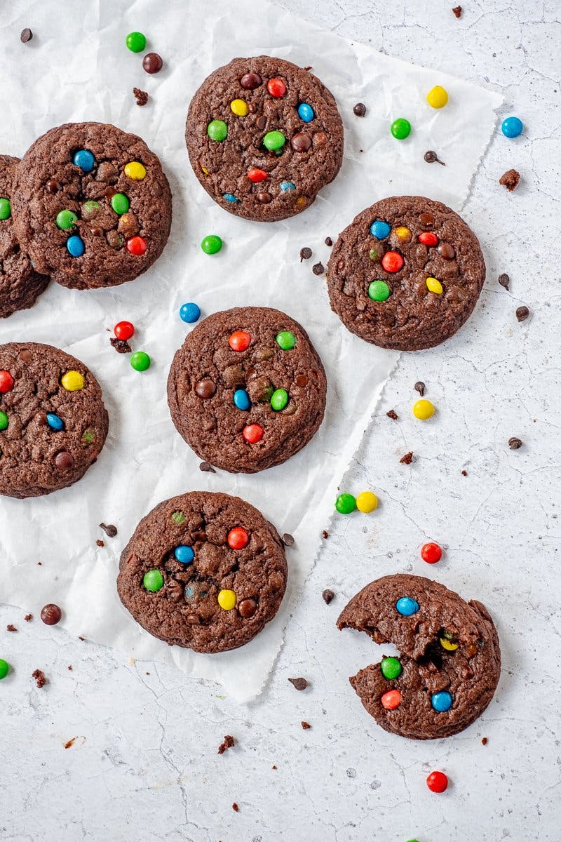 Zu Back-Ideen inspiriert: Versüsse deine Desserts mit den neuen M&M's Minis.