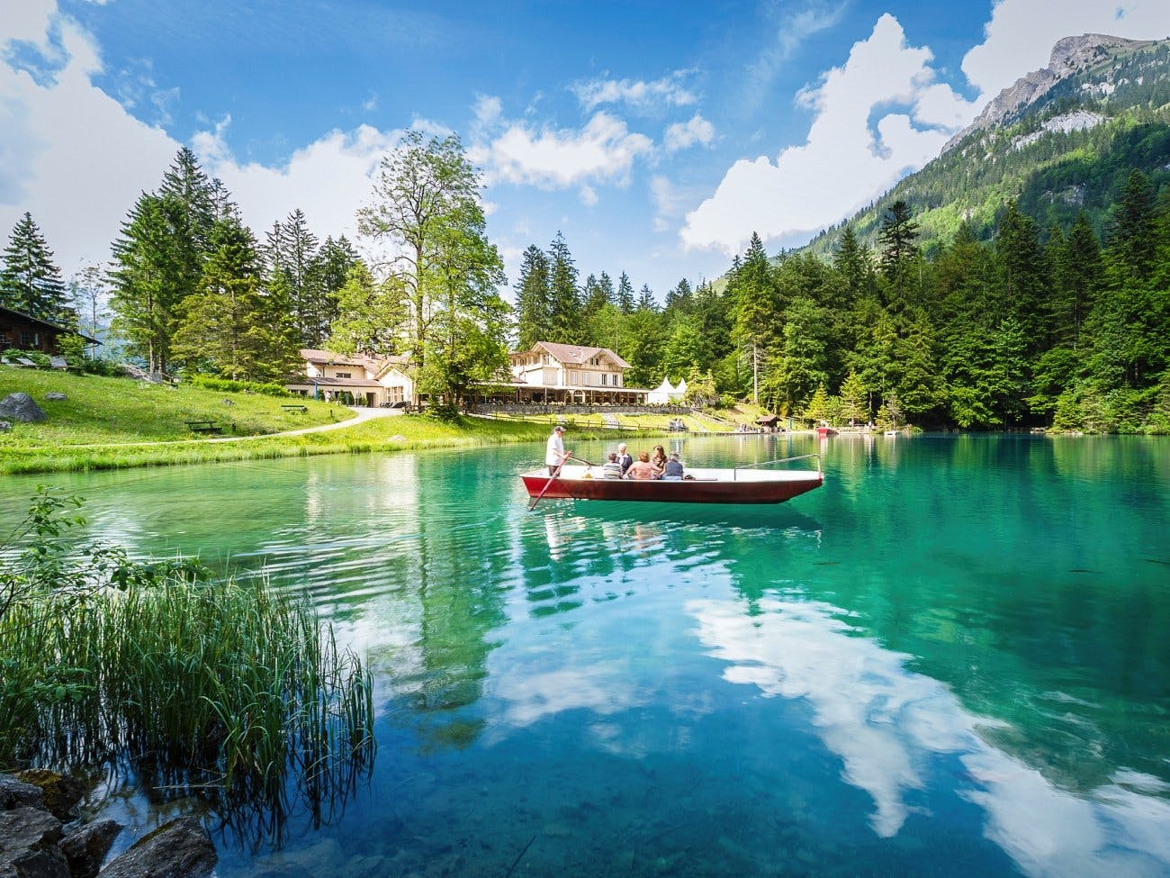… und bietet Besucherinnen und Besucher unzählige Freizeitmöglichkeiten: grillieren, spazieren und im Restaurant Blausee Forellen aus der eigenen Bio-...
