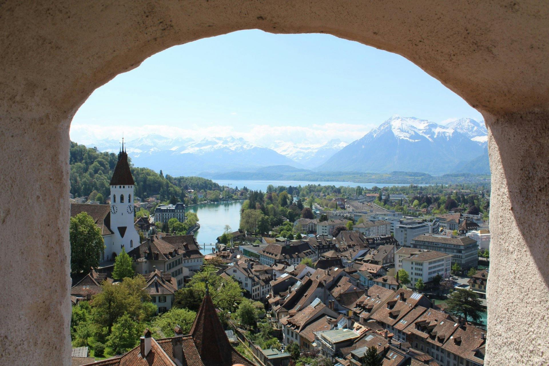 Vom Schluss Thun aus geniesst du eine wunderbare Aussicht auf die Stadt.