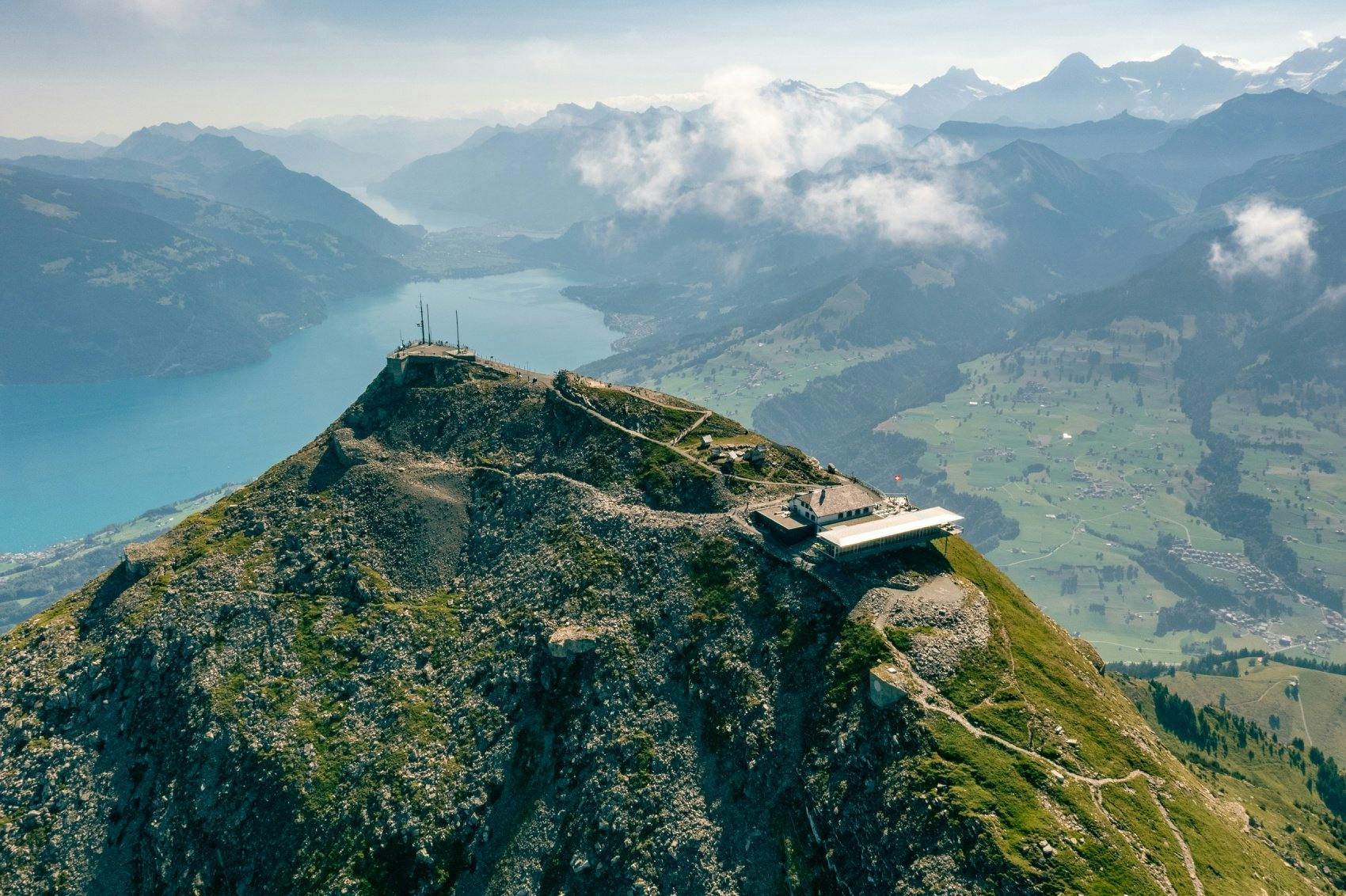Traumhafter Ausblick: Erkunde diesen Frühling den Niesen und lass dich gleich von den kulinarischen Highlights beeindrucken.