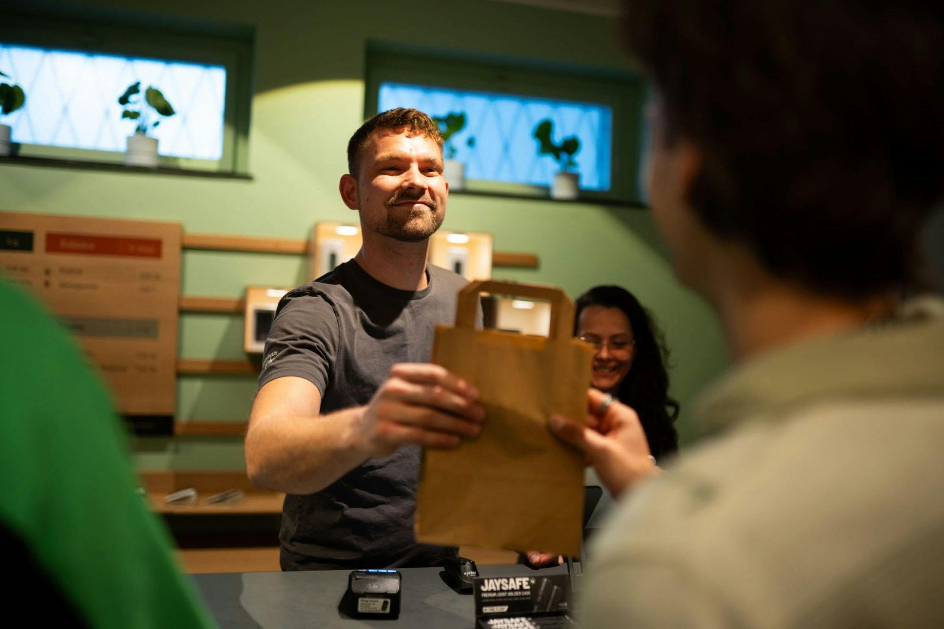 Immer gut beraten: Budtender Maxim überreicht einem Teilnehmer seinen Einkauf.