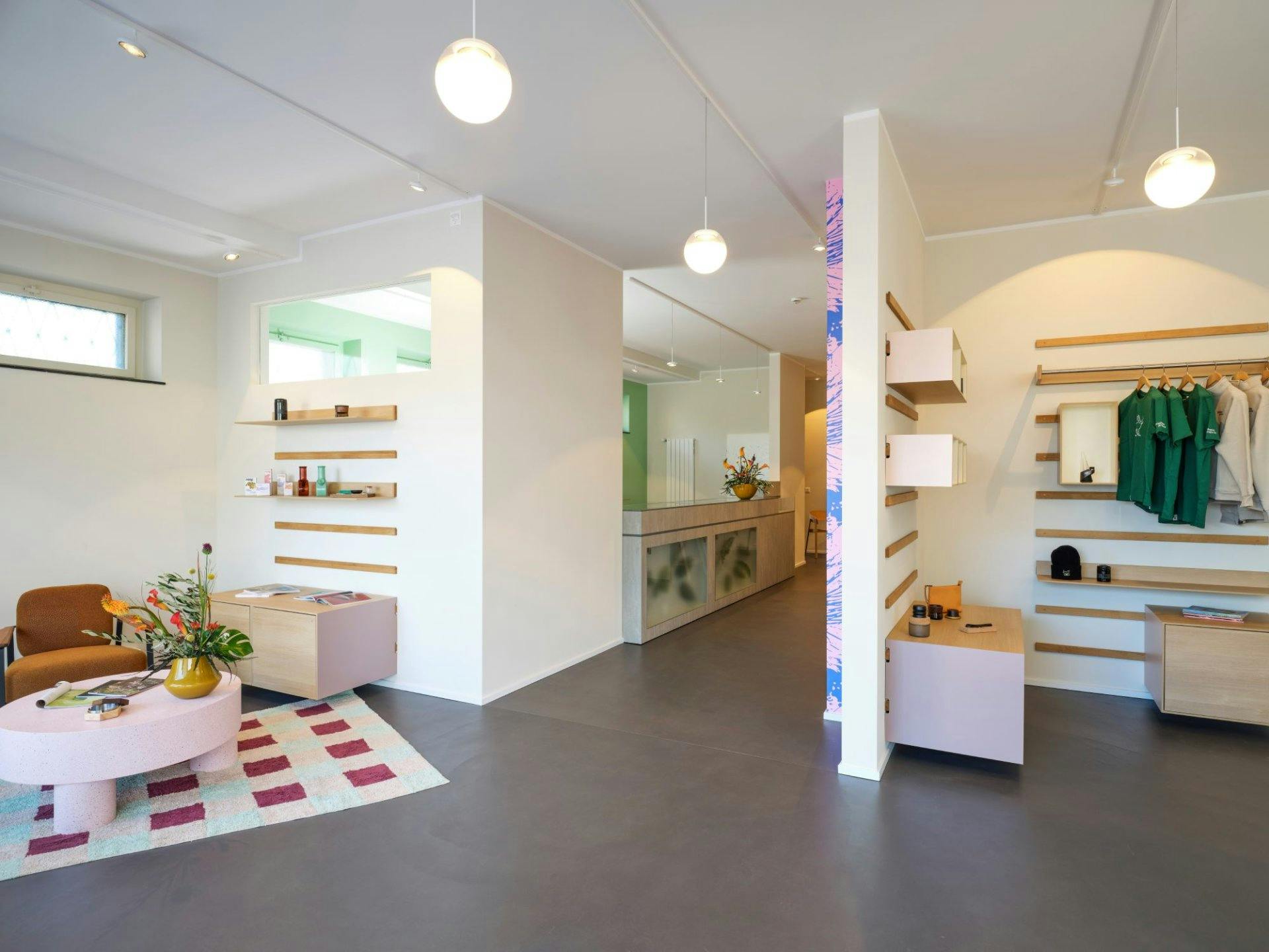 Grashaus Projects Fachgeschäft in Allschwil: Vorraum mit freiverkäuflichen Zubehör-Produkten, hinterer Bereich mit Studienprodukten für Teilnehmende.