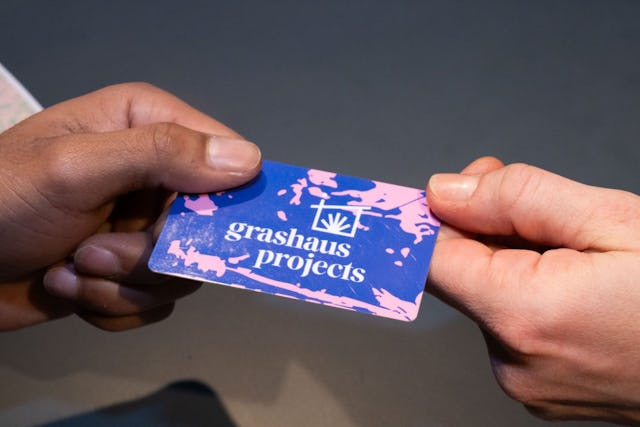 Teilnahmeausweis, der bei erfolgreicher Anmeldung zur Studie ausgestellt wird und zum Einkauf bei Grashaus Projects berechtigt.