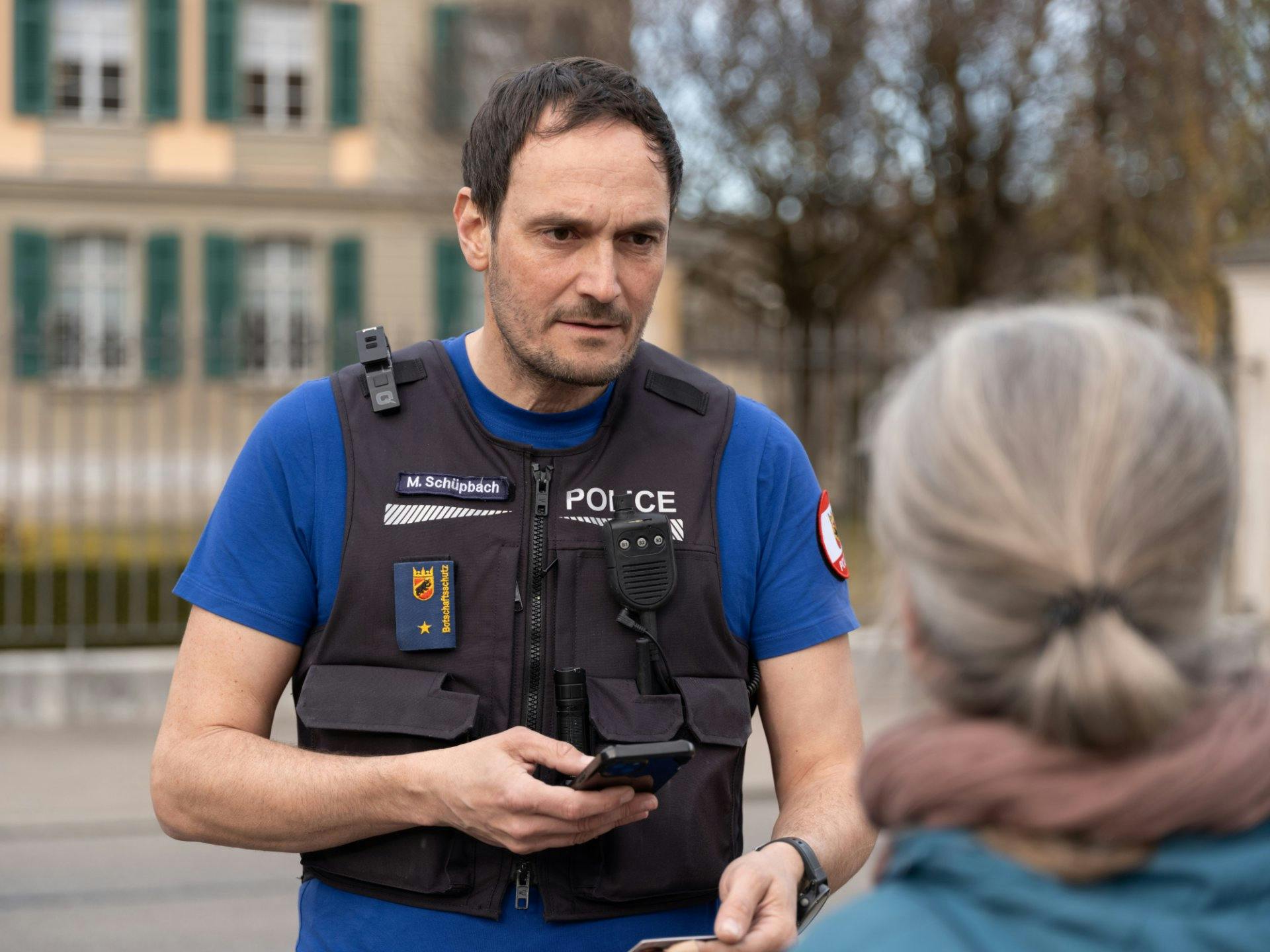 Eine sinnvolle Tätigkeit: Als Botschaftsschützer*innen können Marco und seine Kolleg*innen Menschen helfen.