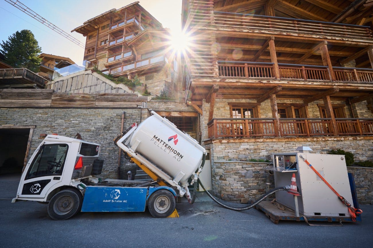 Die Pellets aus regionalem Holz werden in Elektro-Pellet-Lastwagen nach Zermatt geliefert.