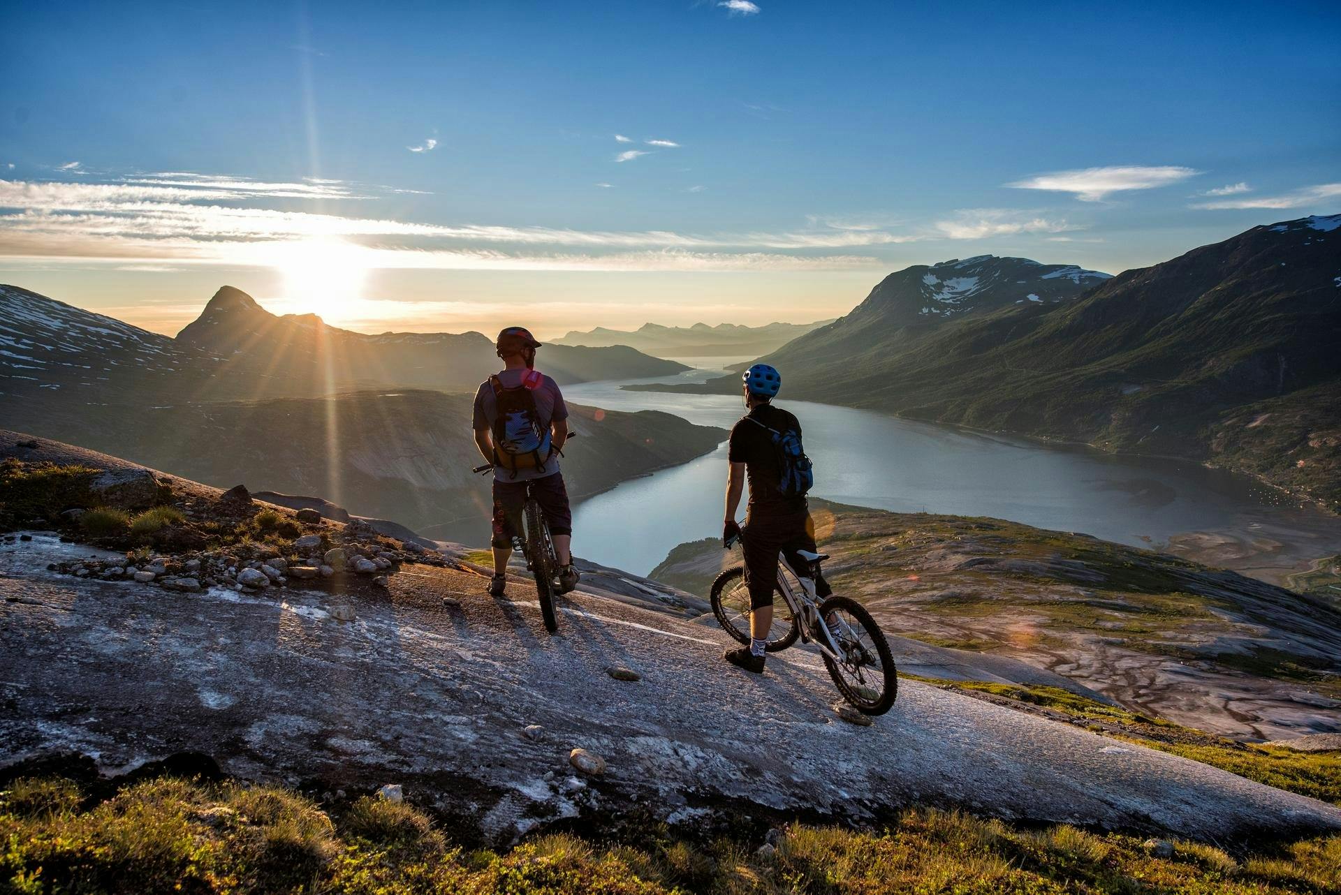 Auch so können Sommerferien aussehen: Auf dem Velo die einmaligen Fjordlandschaften Norwegens erkunden.
