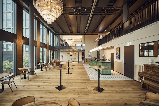 Les magnifiques espaces de conférence de Westhive sont parfaits pour organiser des événements incroyables avec les employés ou les clients.