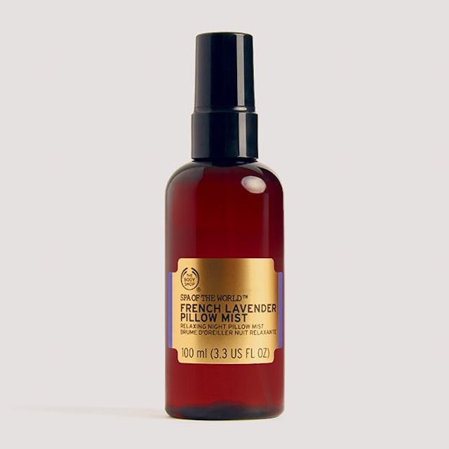 Süsse Träume mit dem Lavendel-Kissenspray,
Fr. 24.95 / 100 ml, bei The Body Shop. Süsse Träume mit dem Lavendel-Kissenspray,
Fr. 24.95 / 100 ml, bei The Body Shop.