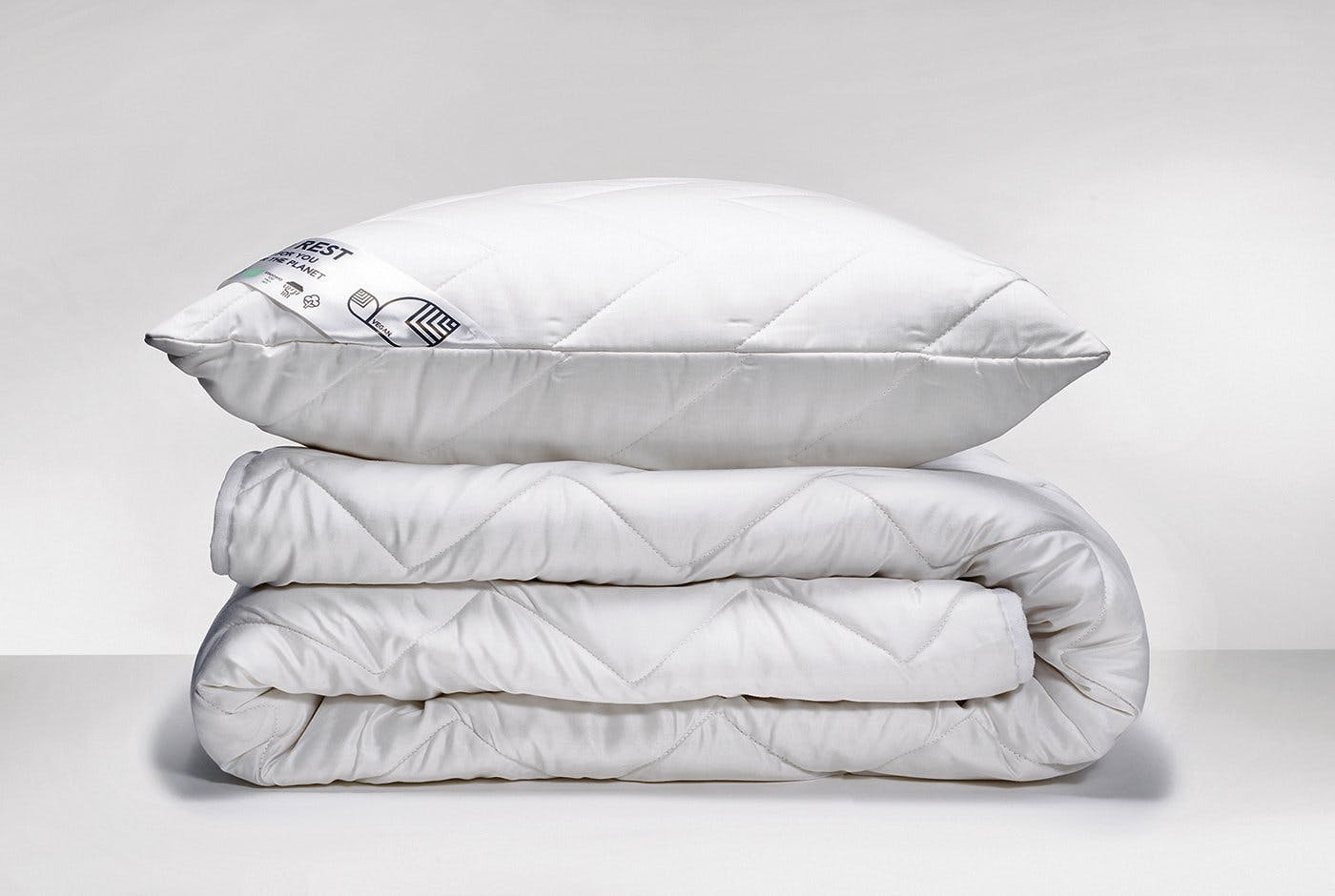 Das Duvet und das Kissen «Eco Rest» von 4Spaces ZigZagZurich bestehen aus den rein pflanzlichen Materialien Kapok und Tencel Lycocell. Kapok wird aus...
