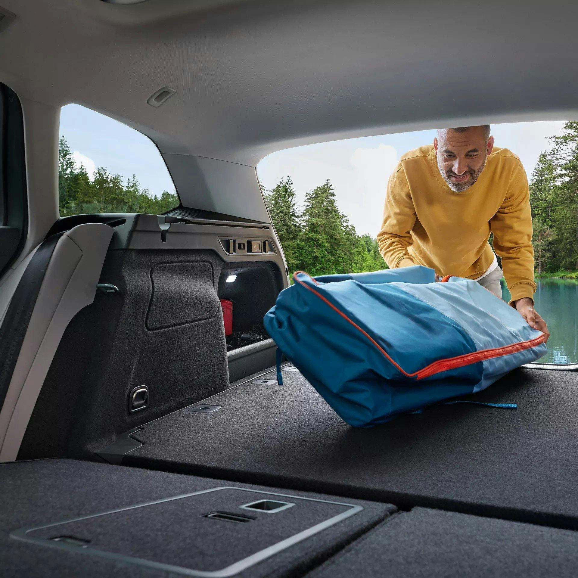 Die Rückbank lässt sich locker umklappen, damit du ausreichend Platz hast, für alles, was du brauchst.