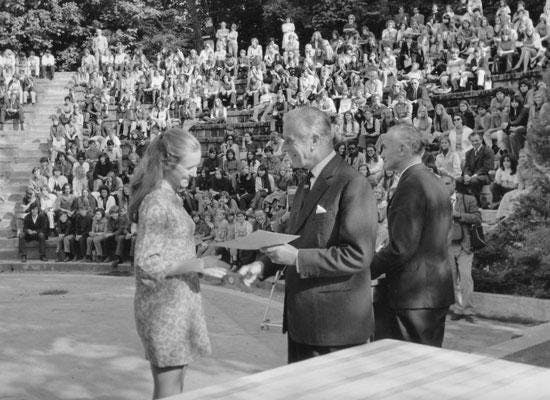 Lord Mountbatten remet le tout premier diplôme du Baccalauréat International dans le Théâtre grec de l'Ecolint le 24 septembre 1971.