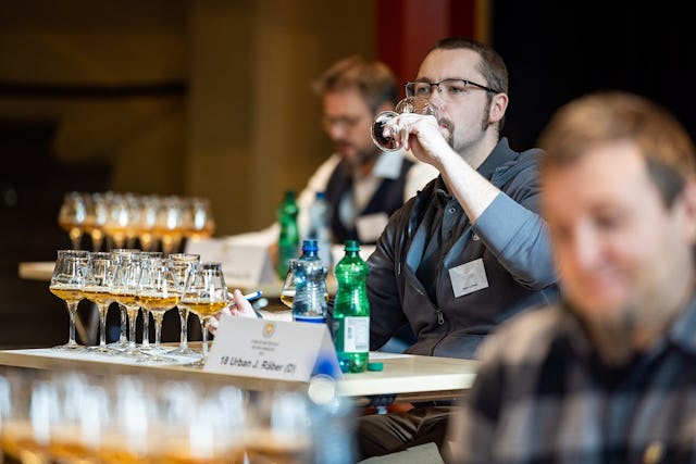 Urban Räber, hier an den Biermeisterschaften ist Experte für zwei der beliebtesten Flüssigkeiten überhaupt: Wasser und Bier.