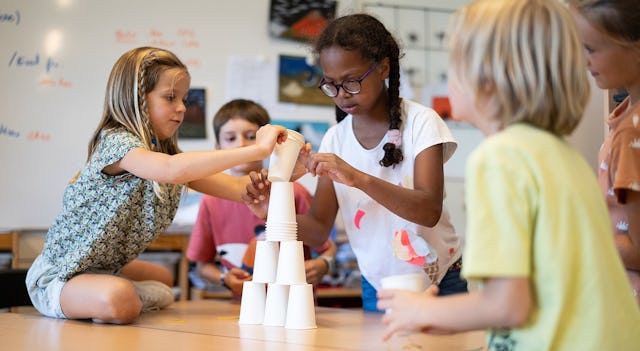 L'apprentissage par le jeu, par la découverte et par l’application concrète des principes enseignés en classe est le meilleur moyen de fixer la connaissance et permettre son assimilation complète.