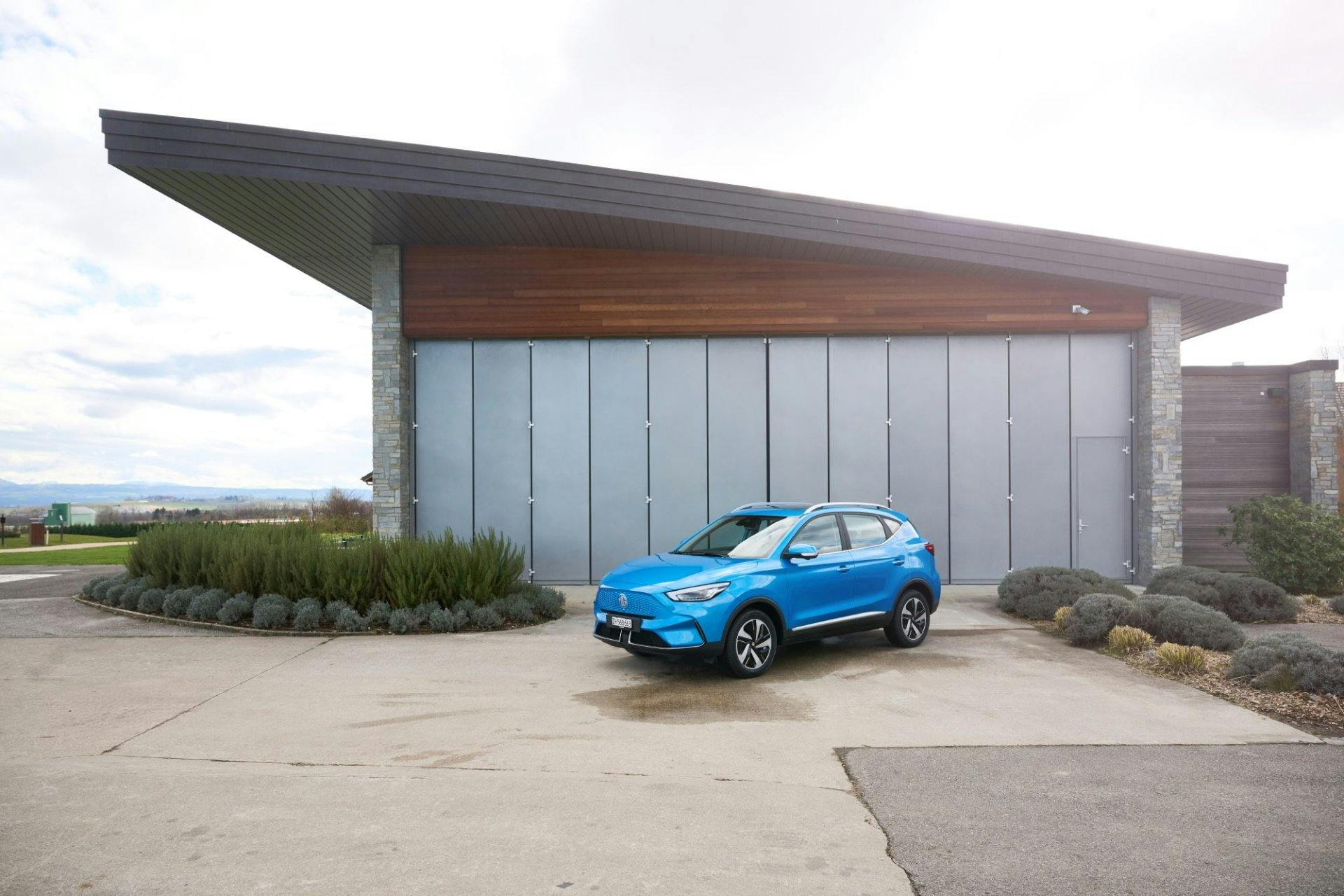 Le crossover polyvalent MG ZS est disponible en version essence ou électrique.