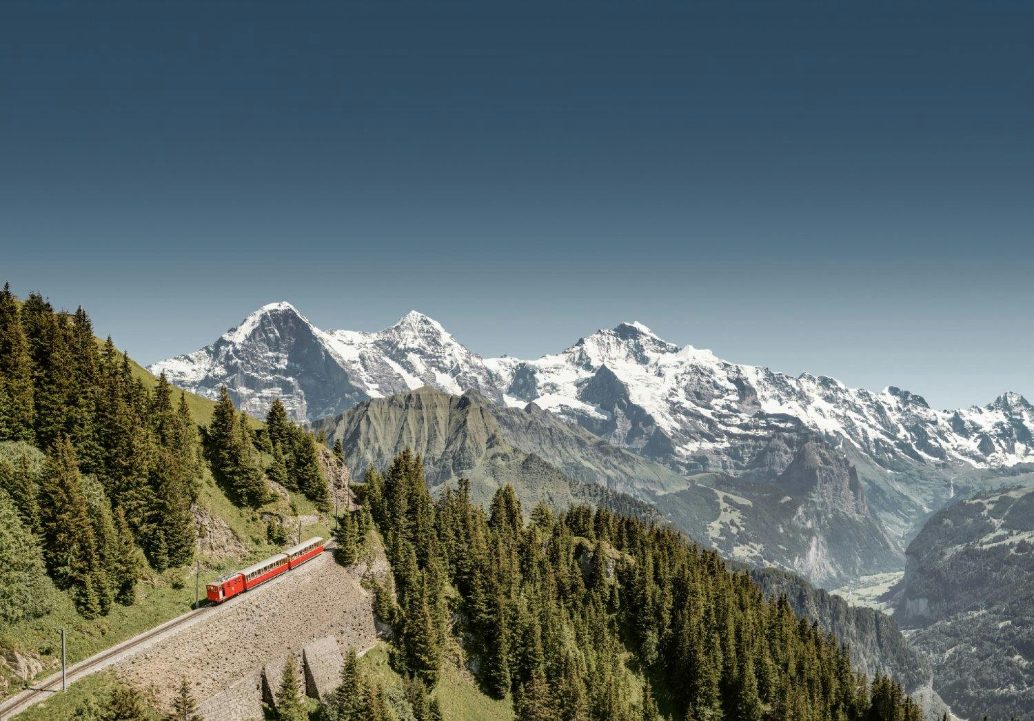 À mesure que le train prend de la hauteur se dévoile un impressionnant panorama de montagnes.
