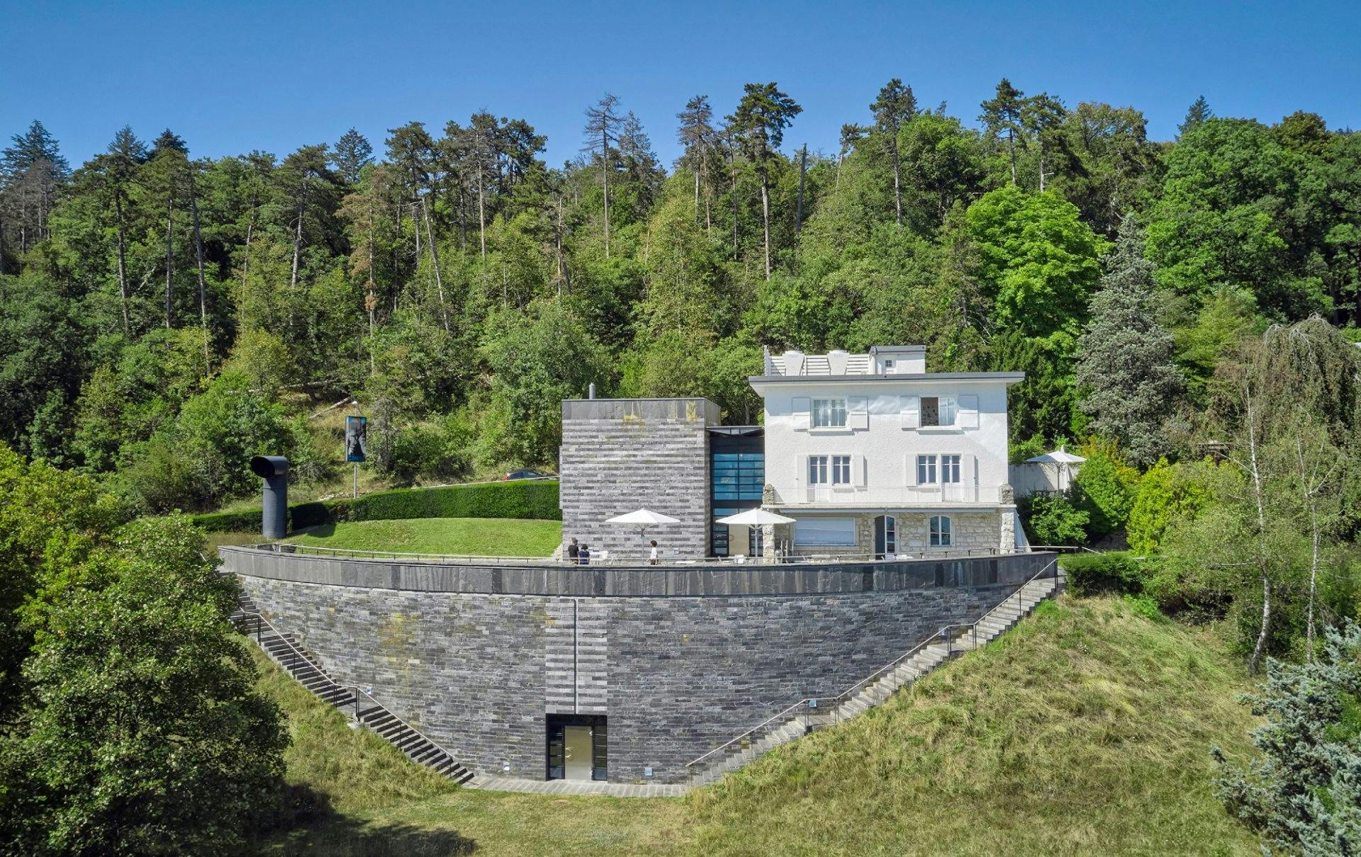 Dann reise bequem mit einem kommentierten Zug der BLS ins Centre Dürrenmatt Neuchâtel.
