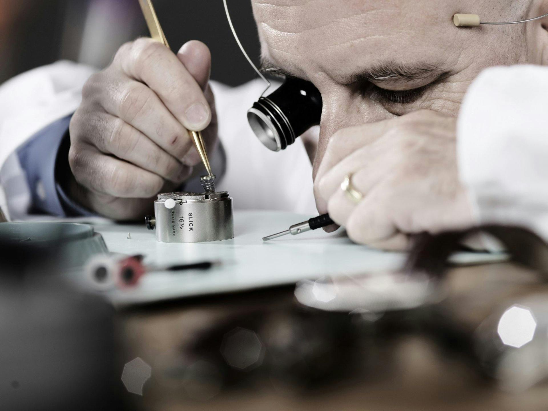 Die Arbeit als Uhrmacher verlangt Präzision und Detailverliebtheit.