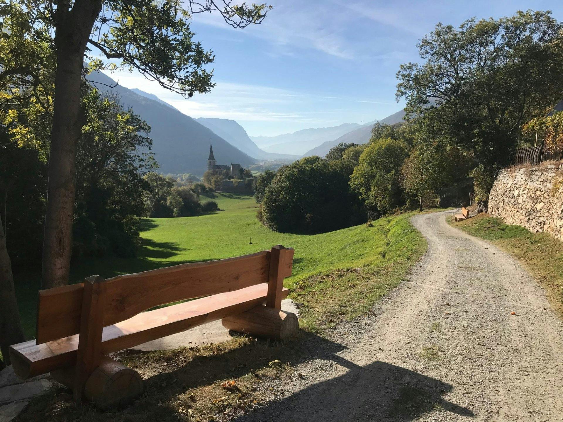 Der sonnige Weg führt durch die Sakrallandschaft der Walliser Berge bis hin zur Burgkirche Raron.