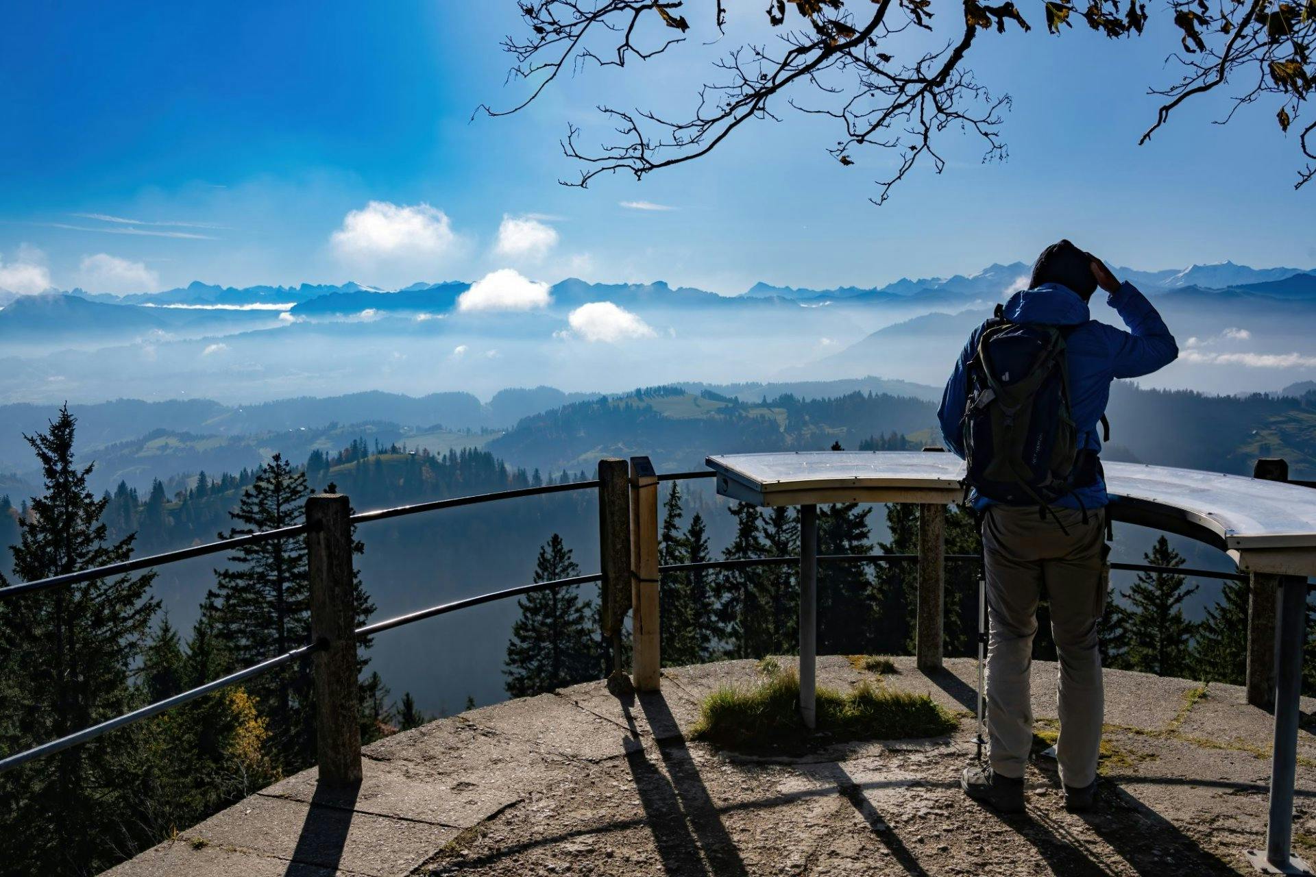 Auf einer der schönsten Höhenwanderungen der Region geniesst du wunderschöne Aussichten.