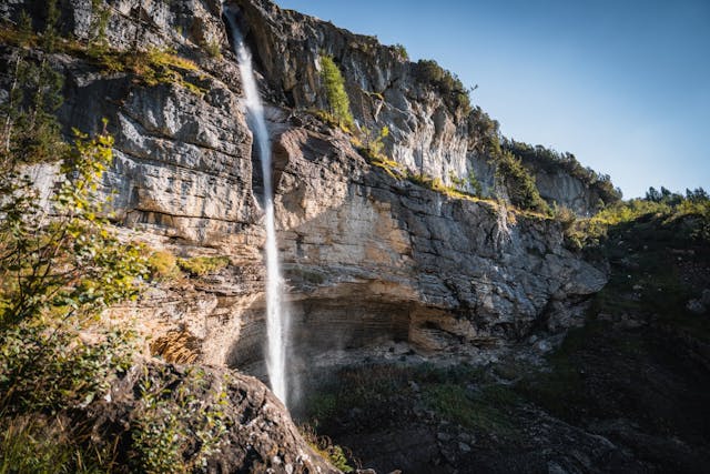 Haute de 90 m, la cascade du Dar s’élance par-dessus d’imposantes parois rocheuses.