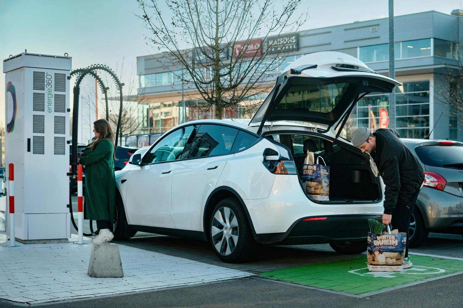 Eine Fahrt zu Coop lohnt sich gleich doppelt: Die Ladestation lädt so schnell, wie der Einkauf dauert.
