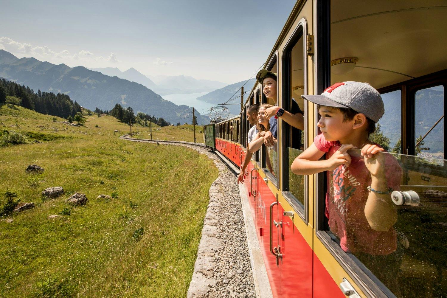 Einen Gang herunterschalten bei der Nostalgie-Fahrt mit Aussicht auf Eiger, Mönch und Jungfrau.