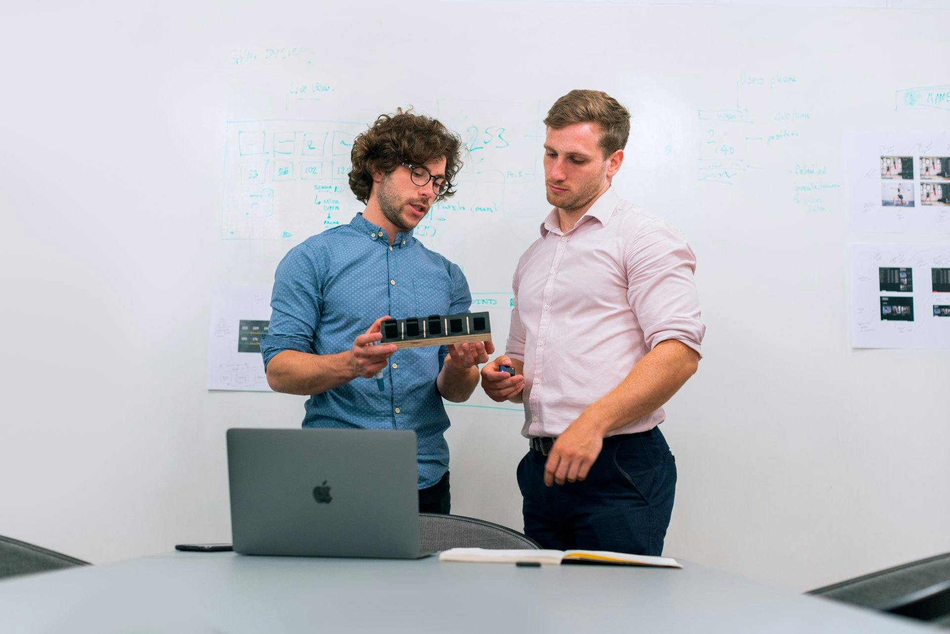 Die technische Arbeitswelt wartet auf dich! Im dritten Semester einsteigen und das Studium verkürzen, ist bei der TEKO Basel möglich.