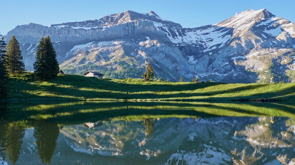 Avec ses eaux cristallines reflétant les sommets alentour, le lac Retaud offre un panorama unique.