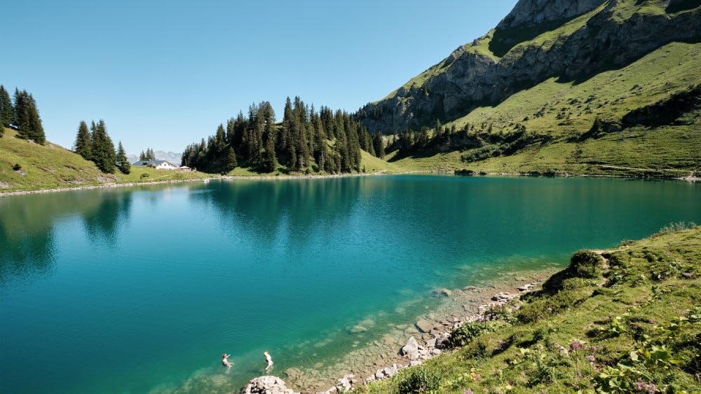 Le cadre féerique du lac Lioson invite à la détente et à la contemplation.