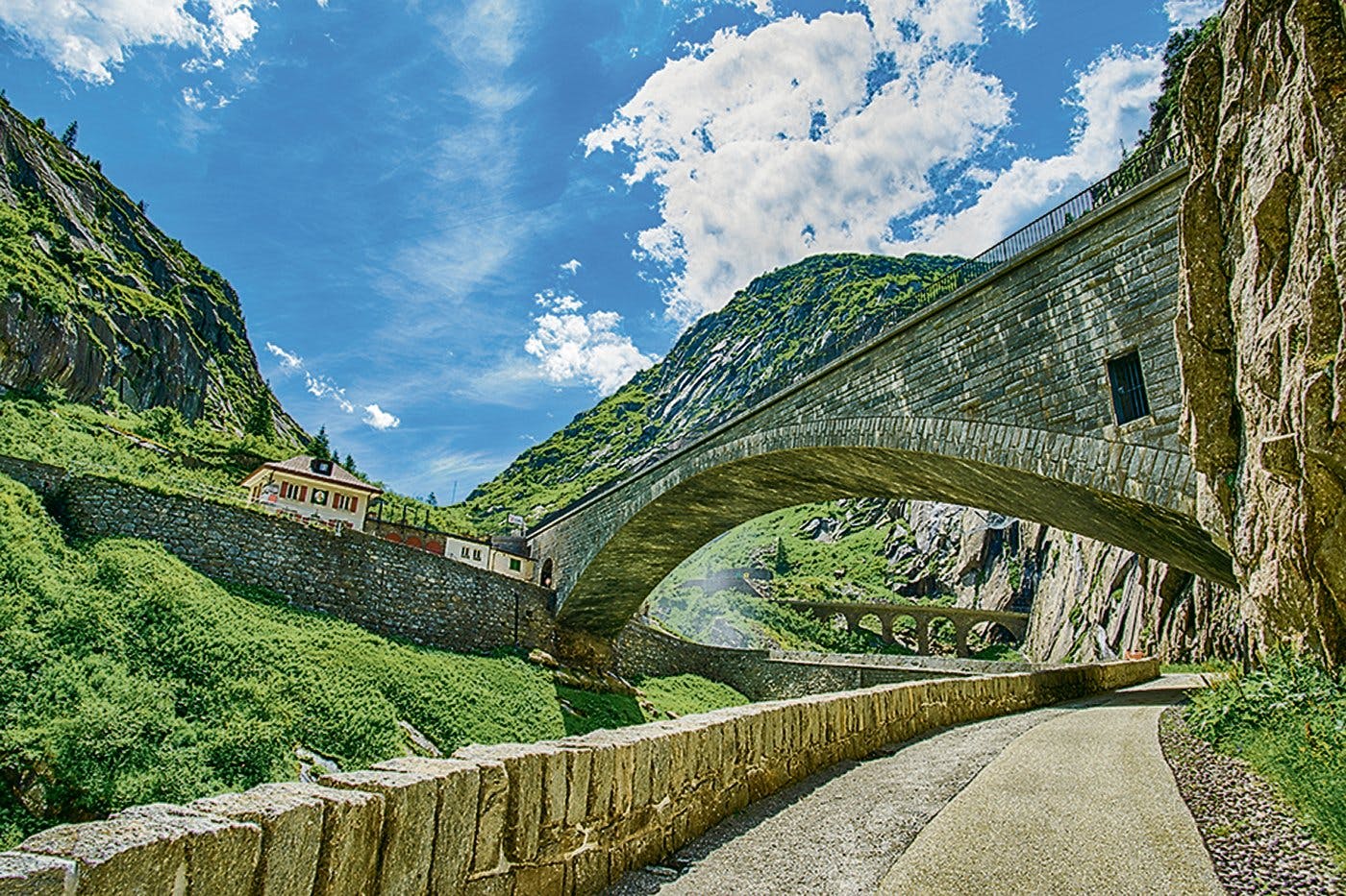 Schöllenenschlucht mit Teufelsbrücke.