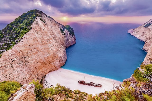 Navagio Beach, Griechenland: Auch als «Shipwreck Beach» bekannt, auf der Insel Zakynthos, ist für seine klaren blauen Gewässer und das Schiffswrack, das am Ufer liegt, berühmt.