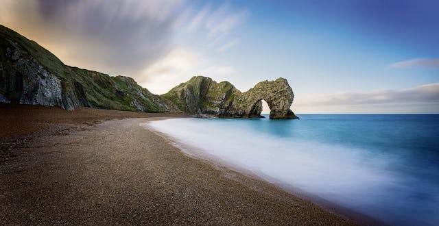 Durdle Door Beach, England: An der 
Jurassic Coast in Dorset gelegen, beeindruckt dieser Strand durch den natürlichen Felsenbogen, der sich majestätisch über dem Meer erhebt.