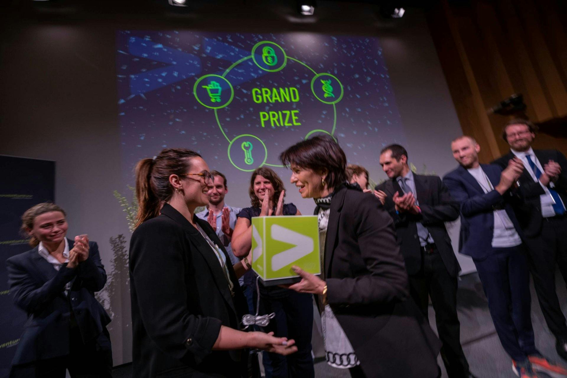 L'ancienne conseillère fédérale Doris Leuthard remet le prix principal à la meilleure start-up de Suisse.