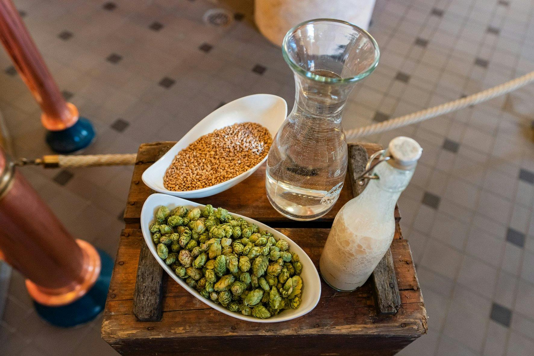 Zutaten natürlichen Ursprungs: Quellwasser, Gerstenmalz, Hopfen und Hefe.