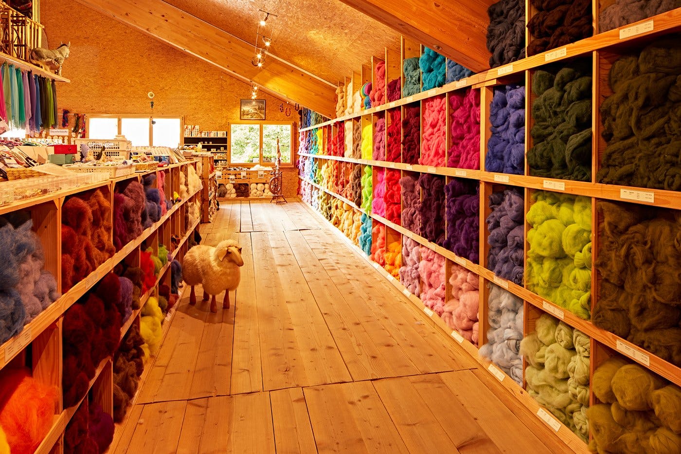Im Verkaufsladen gibt es Wolle in allen Farben.