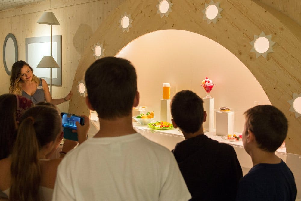 Die Führungen werden von einer erfahrenen Person begleitet, die ihre Kommunikation den Interessen der Besuchenden anpasst.