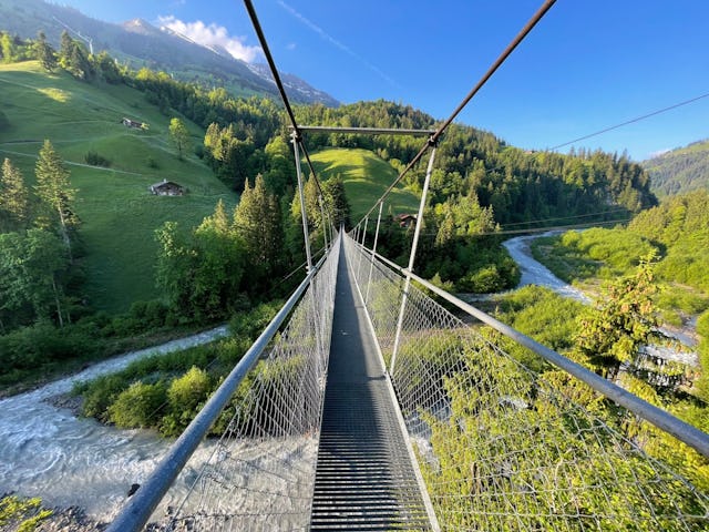 Nichts für schwache Nerven! Die Hängebrücke Hostalde jagt das Adrenalin in die Höhe.
