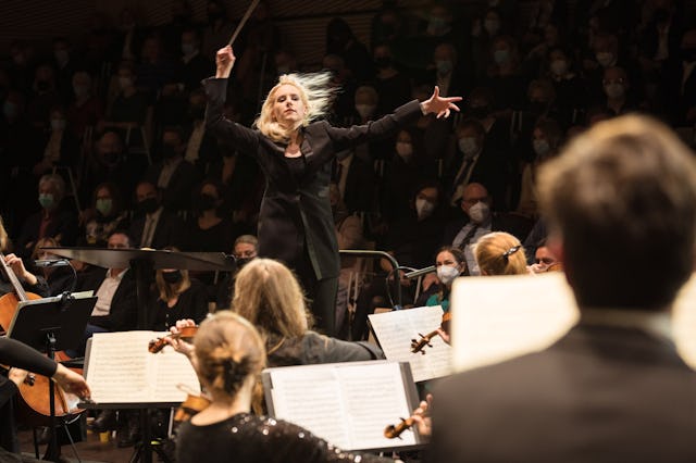 Höchstgelegene Konzerthalle der Alpen:
Lena-Lisa Wüstendörfer dirigiert das Swiss Orchestra. Höchstgelegene Konzerthalle der Alpen:
Lena-Lisa Wüstendörfer dirigiert das Swiss Orchestra.